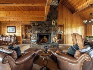 Televisie en een open haard