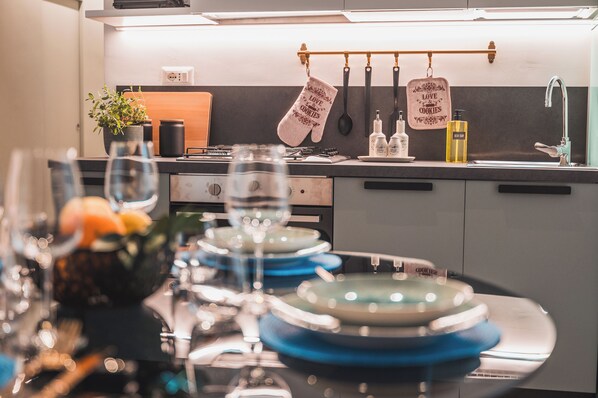 Une cuisine moderne avec un coin repas aménagé pour prendre un repas.