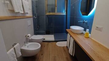 Dusche, Haartrockner, Bidet, Handtücher