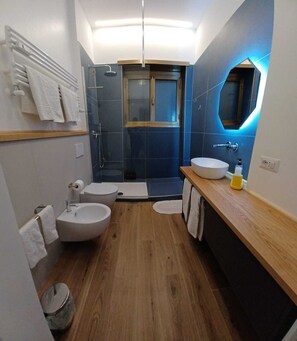 Doccia, asciugacapelli, bidet, asciugamani