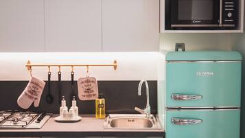 Microonde, forno, piano cottura, lavastoviglie