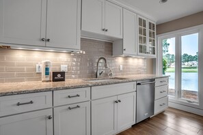 Villa, plusieurs lits, patio, vue golf (191 Twin Oaks) | Cuisine privée | Réfrigérateur, micro-ondes, four, plaque de cuisson