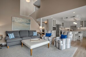 Villa, varias camas, patio, vista al campo de golf (191 Twin Oaks) | Área de sala de estar | Televisión de pantalla plana de 42 pulgadas con canales digitales 