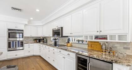 Luxe Las Vegas Villa: Pickleball & Heated Pool Fun
