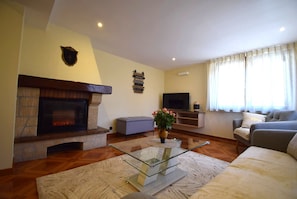 TV, pebolim, livros, aparelho de som