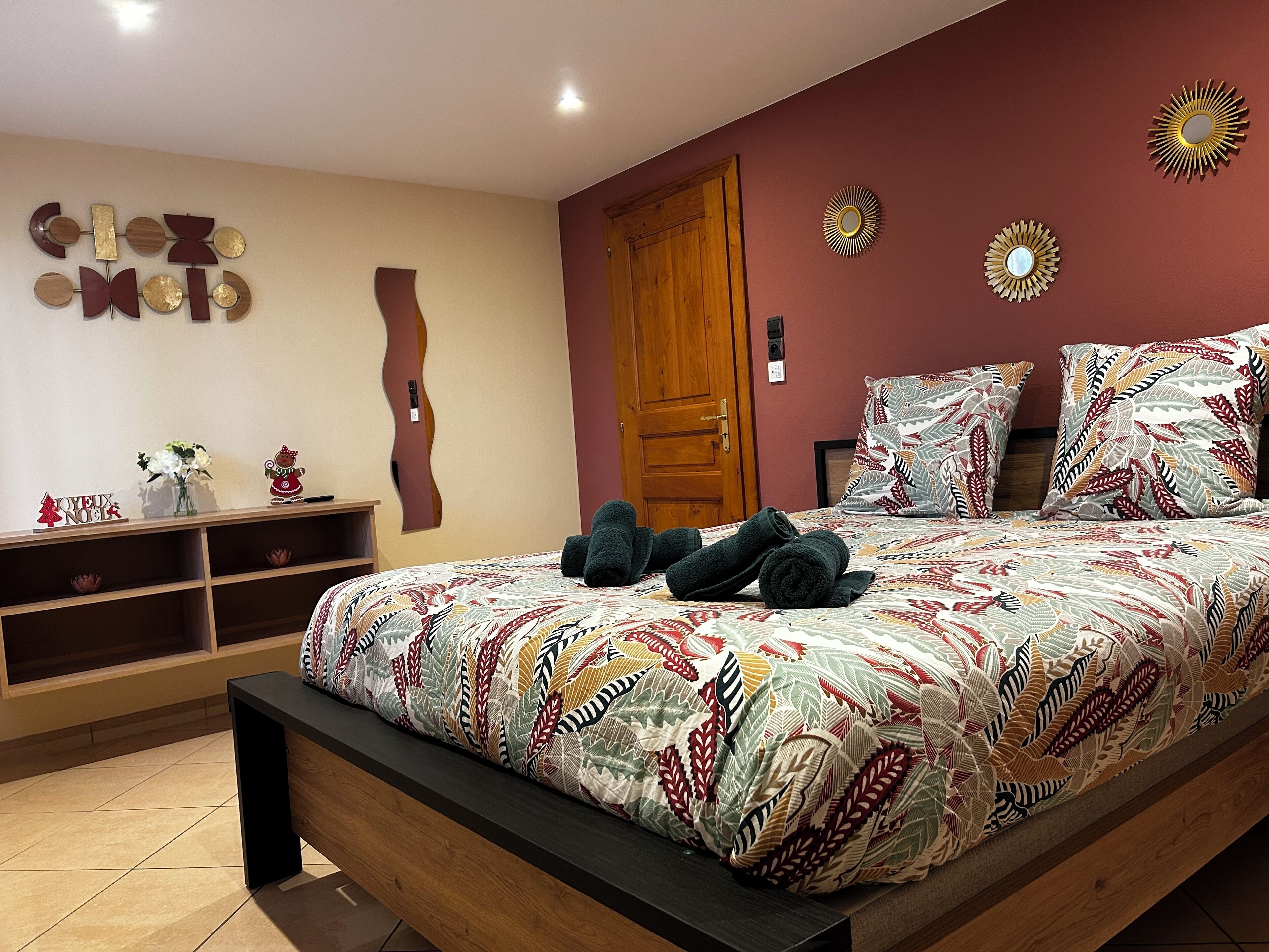 4 chambres, bureau, fer et planche à repasser, lit parapluie