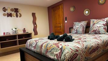 4 chambres, bureau, fer et planche Ă repasser, lit parapluie