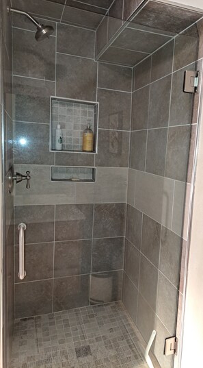 Douche, sèche-cheveux, serviettes fournies, savon
