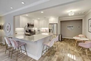 Private kitchen - That Pink House | 10 mins to Galleria | Peaceful (Houston)