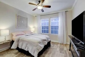 4 bedrooms, WiFi - That Pink House | 10 mins to Galleria | Peaceful (Houston)