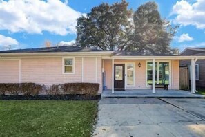 Exterior - That Pink House | 10 mins to Galleria | Peaceful (Houston)