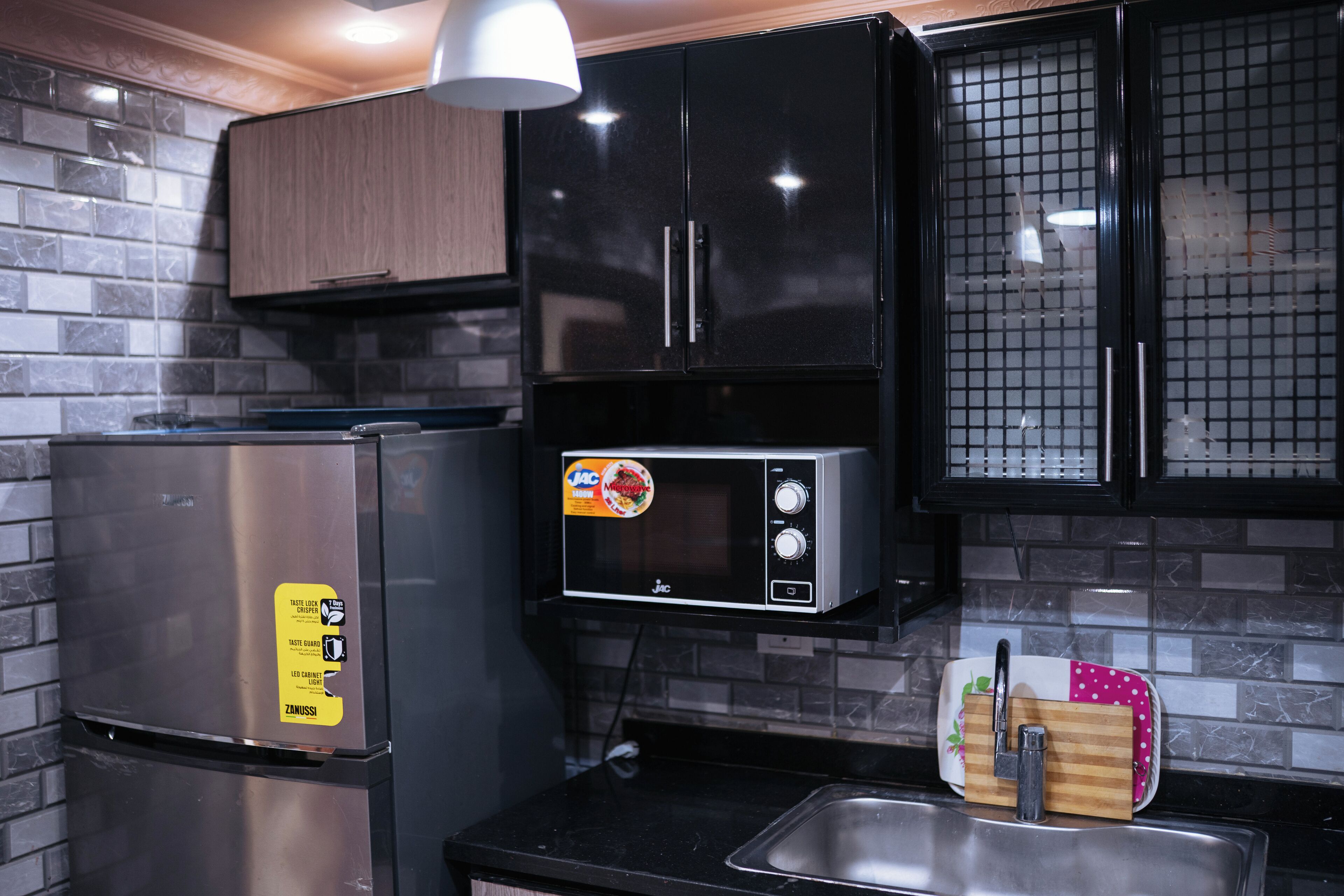 Refrigerador con freezer, microondas, placa de cocina