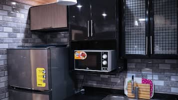 Refrigerador con freezer, microondas, placa de cocina