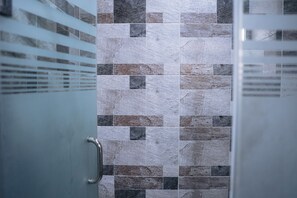 Shower, free toiletries, hair dryer, towels - Premium Swiss Residence Rehab (New Cairo)