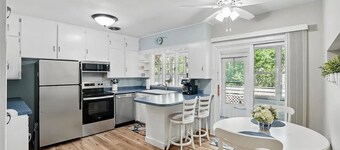 Ultimate 5-bedroom Hawkeye Tailgate Spot – Steps from Kinnick Stadium!