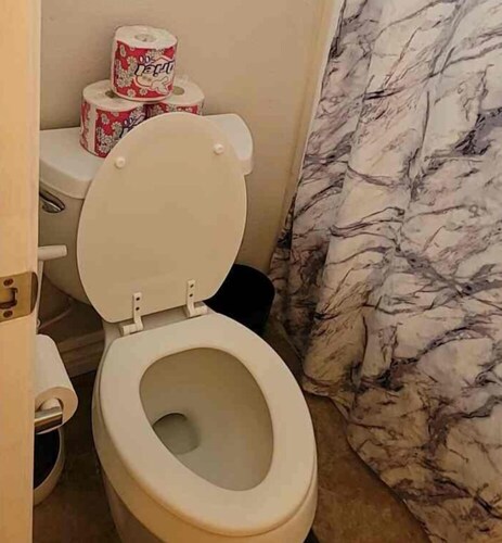 Indio, CA, 3 Friendly Family rooms. No Pets.
