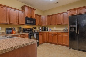 Private kitchen - Spacious Gem Near Fort Moore (Columbus)