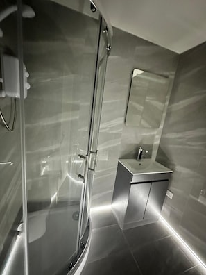 Hair dryer, towels, soap, toilet paper - Mansfield City Centre - AvanteFirst (Mansfield)
