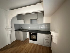 Microondas, horno, placa de cocina