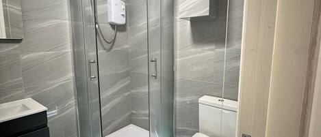 Sèche-cheveux, serviettes fournies, savon, papier toilette