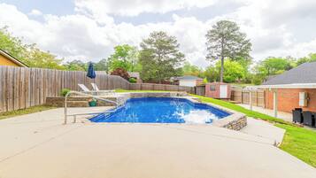 Piscine extérieure en saison