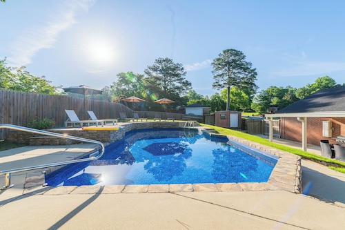 Serene Modern Getaway with Pool&games