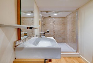 Dusche, Haartrockner, Handtücher