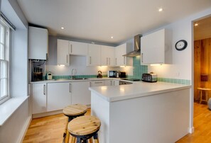 Fridge, microwave, oven, stovetop - Quayside is an eighteenth century townhouse in the heart of Fowey (Fowey)