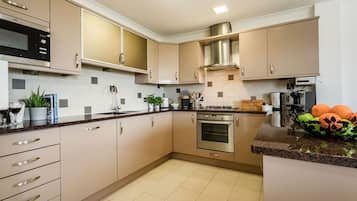 Refrigerador, microondas, horno y lavavajillas