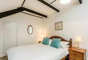 5 bedrooms, iron/ironing board, WiFi, bed sheets