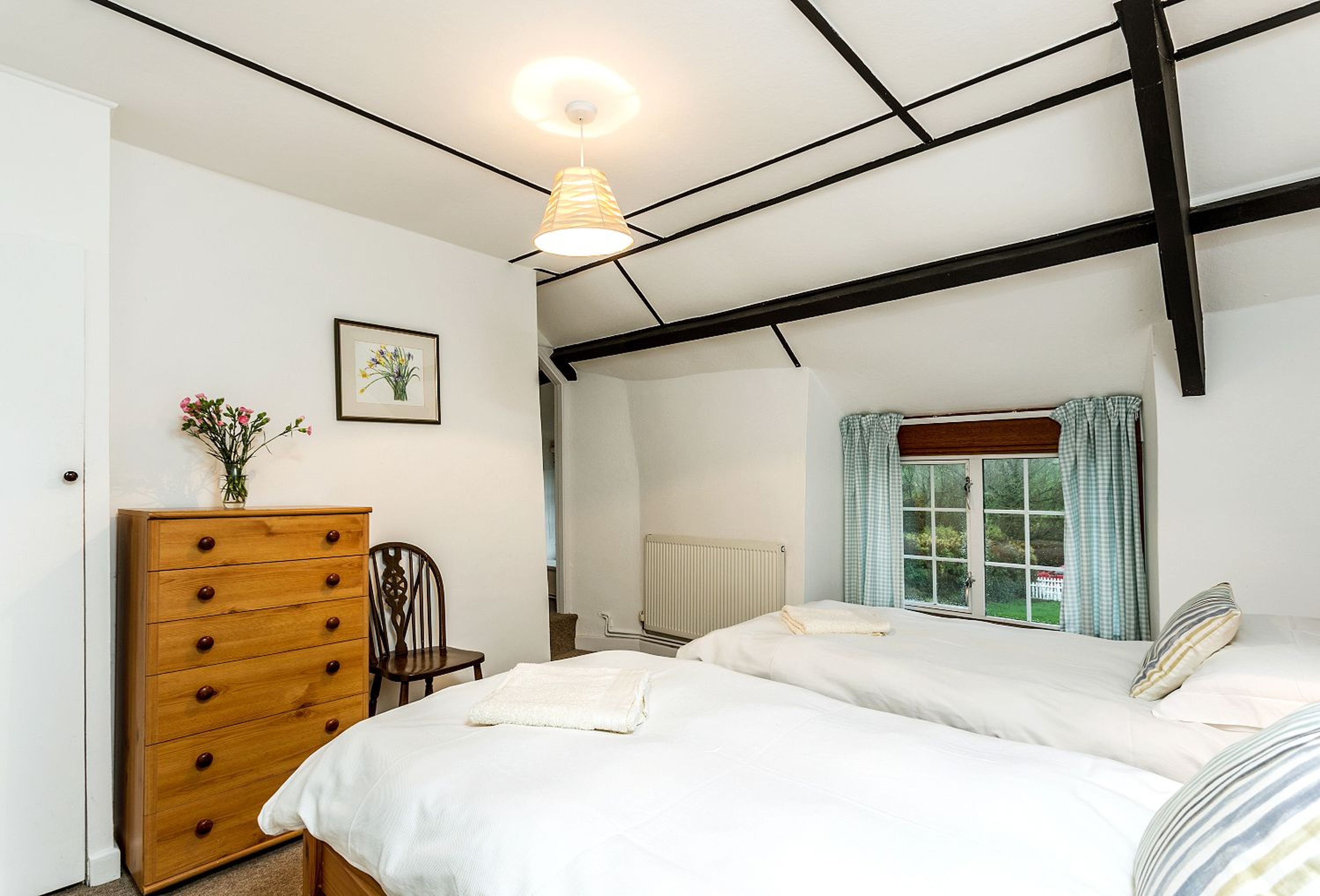 5 bedrooms, iron/ironing board, WiFi, bed sheets