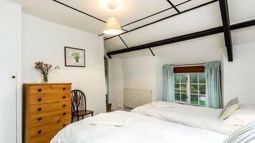 5 bedrooms, iron/ironing board, WiFi, bed sheets