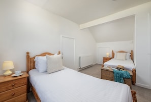 5 quartos, ferros/tábuas de passar roupa, Wi-Fi, roupa de cama