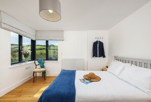 5 bedrooms, iron/ironing board, WiFi, bed sheets