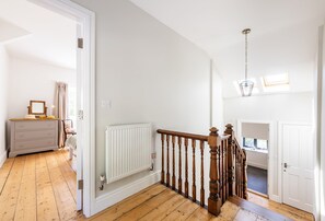 5 habitaciones, tabla de planchar con plancha, wifi y ropa de cama