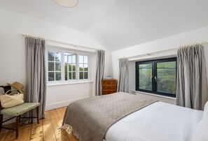 5 bedrooms, iron/ironing board, WiFi, bed sheets