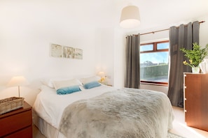 4 habitaciones, tabla de planchar con plancha, wifi y ropa de cama 