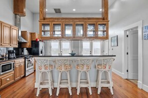 Fridge, microwave, oven, stovetop - Bayfront | Fishing | BBQ | Kayaks | Elevator (Bolivar Peninsula)