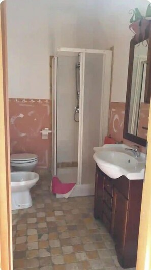 Dusche, Haartrockner, Bidet, Handtücher