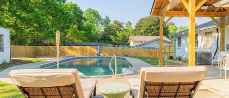 季节性开放的室外游泳池