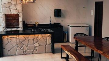 Jääkaappi, liesi, kahvin-/teenkeitin, vedenkeitin