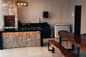 Refrigerador, parrilla de estufa, cafetera y tetera y tetera eléctrica