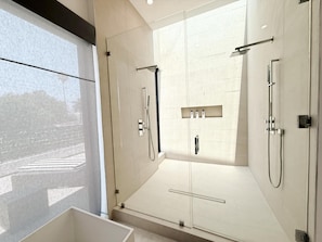 Douche, sĂšche-cheveux, serviettes fournies, savon