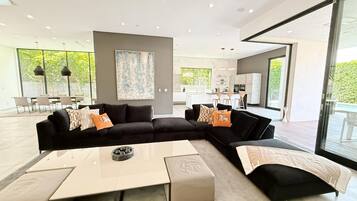 智能电视、电子游戏、桌上足球、立体声音响