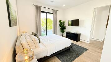 5 bedrooms, iron/ironing board, free WiFi, bed sheets