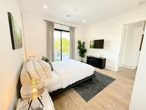 5 bedrooms, iron/ironing board, WiFi, bed sheets