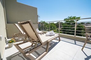 Apartamento superior (Arte 80 - B2) | Balcón