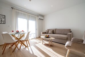 Arte 80 Standard Apartment - i1 | Living room | 40-inch Smart TV with digital channels - Arte 80 (Spata-Artemida)