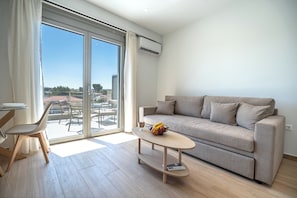 Arte 80 Superior Apartment - B2 | Living area | 40-inch Smart TV with digital channels