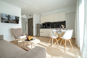 Arte 80 Standard Apartment - i1 | Living area | 40-inch Smart TV with digital channels